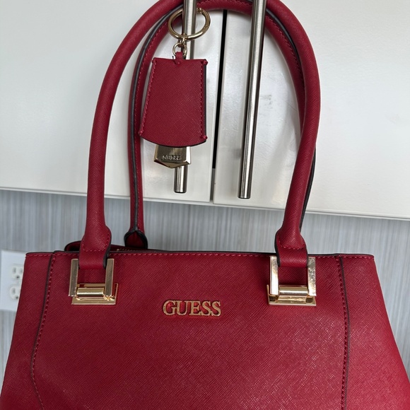 Guess - Picture 4 of 4